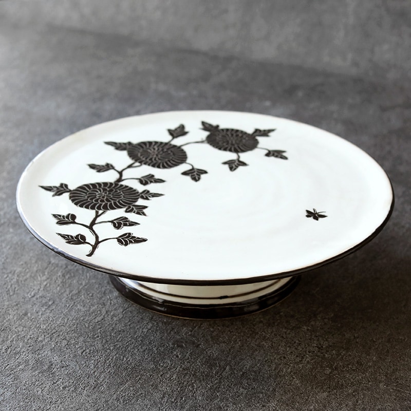 菅野一美｜黒掻き落とし 高台皿 菊文 | 趣佳[syuca.jp] オンライン