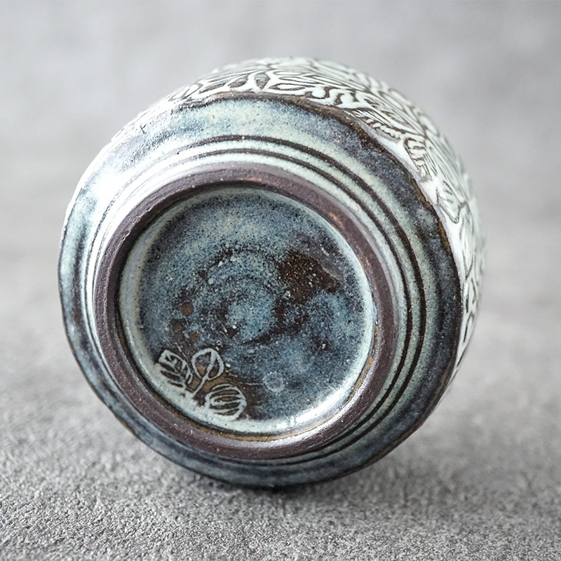 岳中爽果｜徳利(一輪挿し) 草木実 口付 彫絵 青灰釉 | 趣佳[syuca.jp