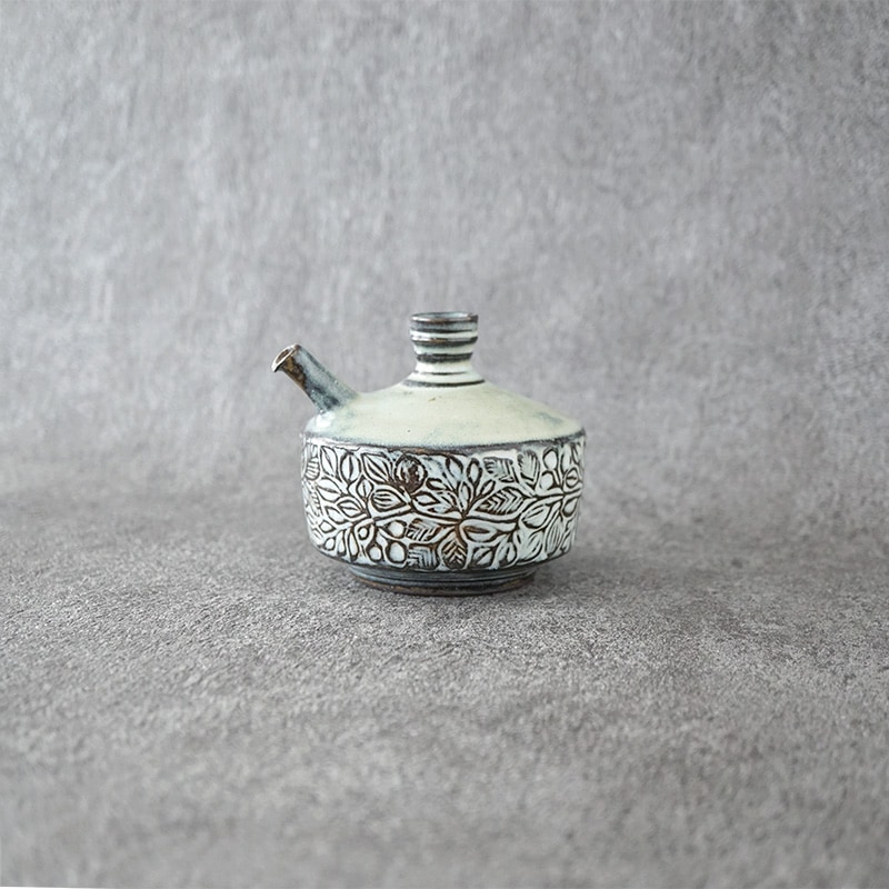 岳中爽果｜徳利(一輪挿し) 草木実 口付 彫絵 青灰釉 | 趣佳[syuca.jp