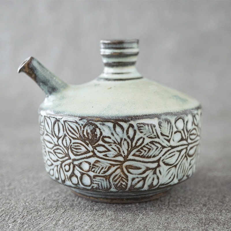 岳中爽果｜徳利(一輪挿し) 草木実 口付 彫絵 青灰釉 | 趣佳[syuca.jp