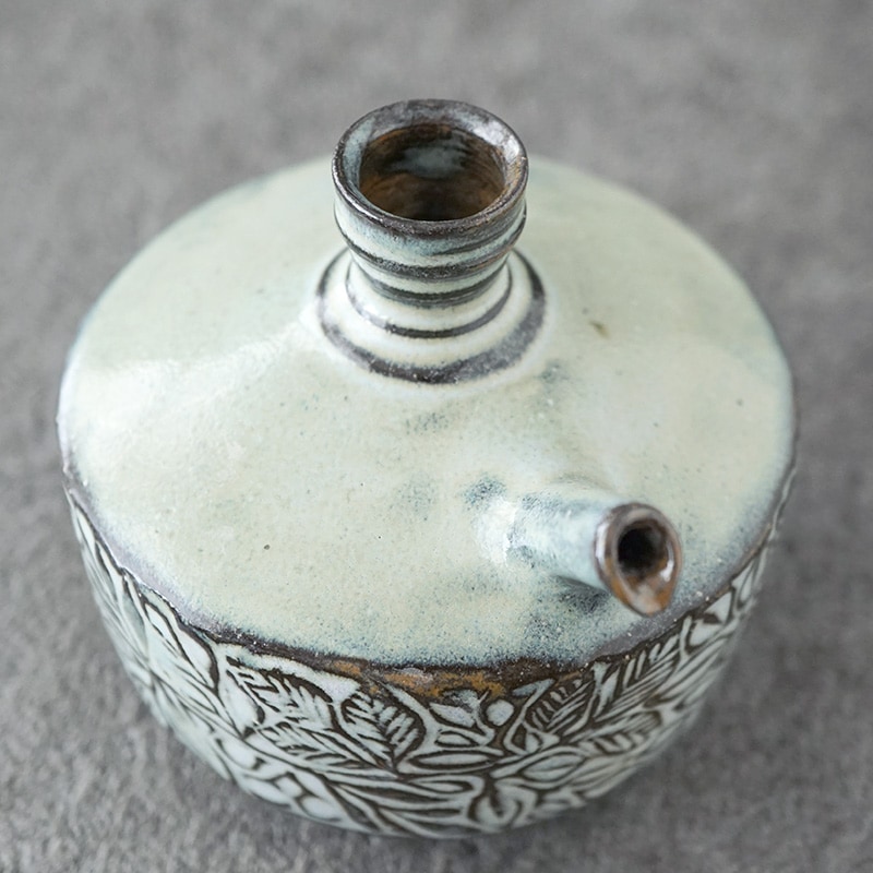 岳中爽果｜徳利(一輪挿し) 草木実 口付 彫絵 青灰釉 | 趣佳[syuca.jp