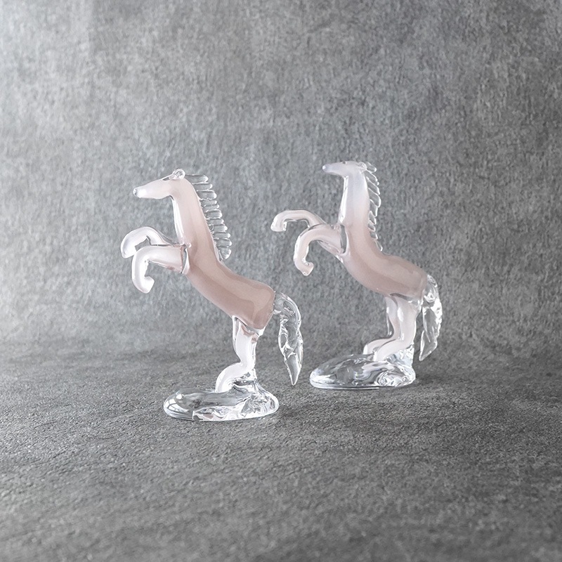 花岡央　馬の置き物　干支 🐎🐎 秋が戻ってきたかのような 暖かな1日になりそうですね🍁 干支展2