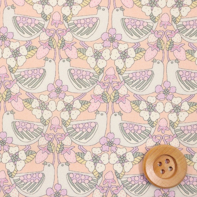 【サンドウオリジナルカラー】リバティ・ファブリックス タナローン（Strawberry Feast ストロベリー・フィースト）クリームピンク【17-3637189・J22C】