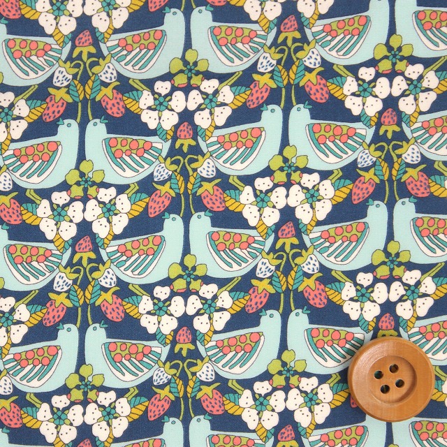 【サンドウ限定復刻色】リバティ・ファブリックス タナローン（Strawberry Feast ストロベリー・フィースト）ネイビーブルー【17-3637189・17A】