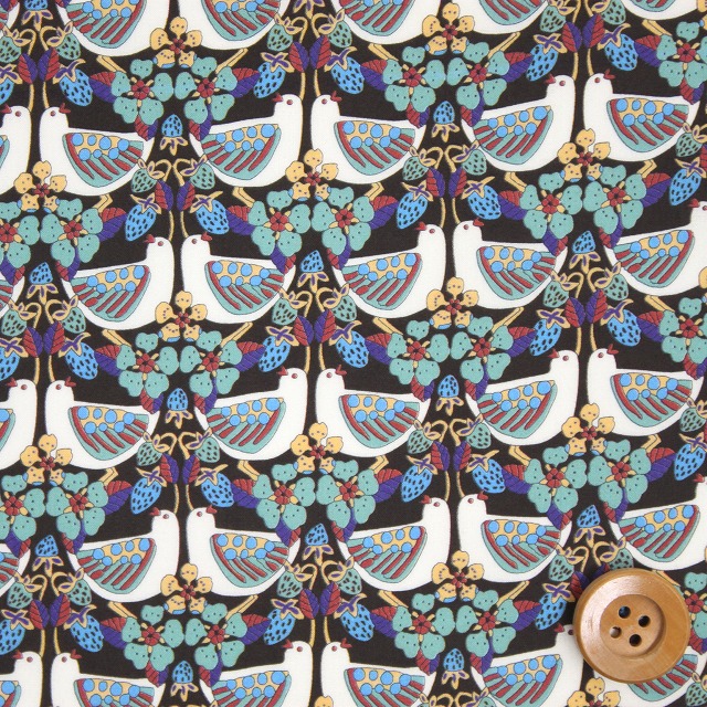 【サンドウ限定復刻色】リバティ・ファブリックス タナローン（Strawberry Feast ストロベリー・フィースト）ブラック＆ホワイト【17-3637189・17C】