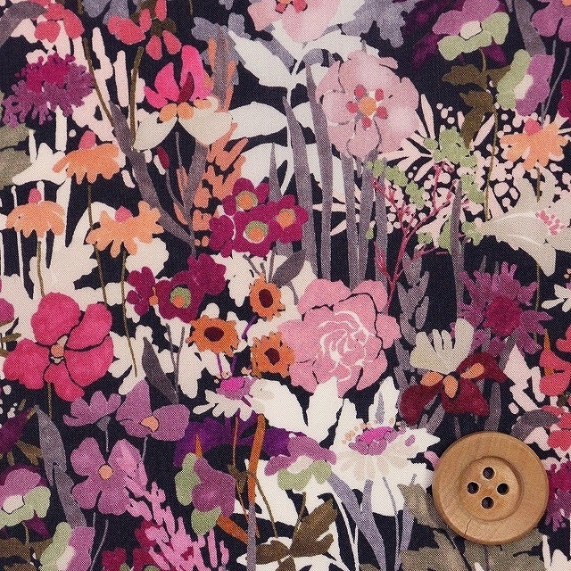 リバティ・ファブリックス タナローン（WILDFLOWER MEADOW ワイルドフラワー・メドゥ）ダークピンク＆パープル【3636422・C】