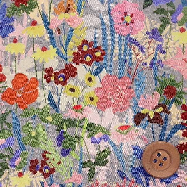 リバティ・ファブリックス タナローン（WILDFLOWER MEADOW ワイルドフラワー・メドゥ）グレー＆レッド【3636422・D】
