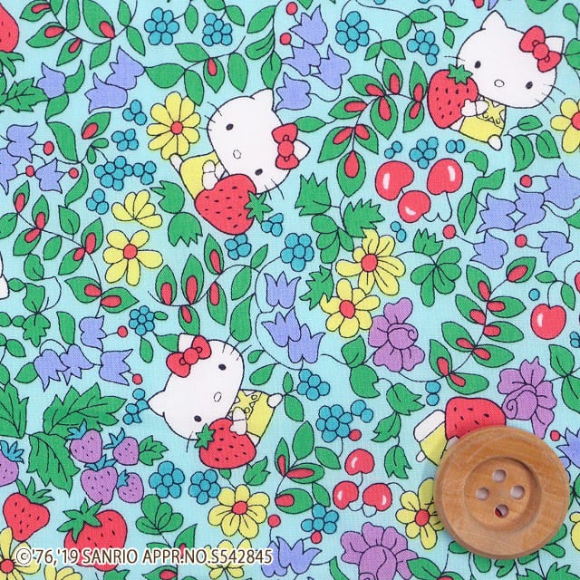 【サンドウ限定復刻色】リバティ・ファブリックス×ハローキティ タナローン（Strawberry Field ストロベリー・フィールド）ライトブルー地【DC27771・J13B】