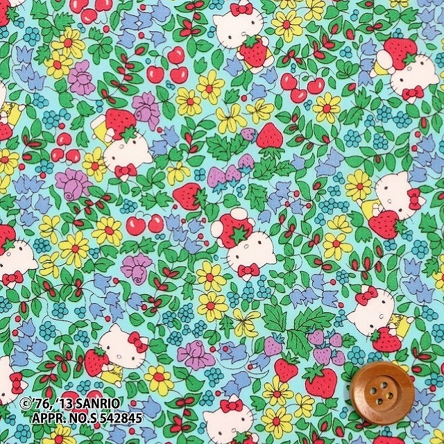 【サンドウ限定復刻色】ハローキティ×リバティプリント タナローン(Strawberry Field ストロベリー・フィールド)ライトブルー地【DC27771・J13B】