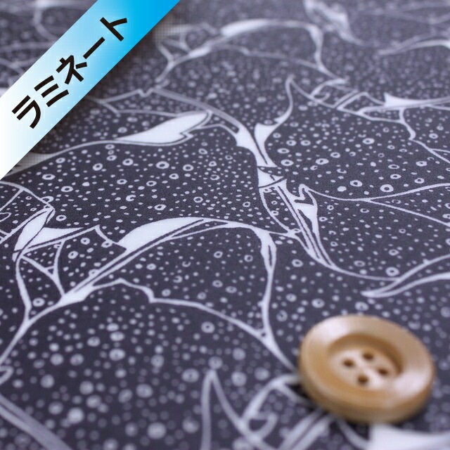 リバティ・ファブリックス タナローン【ラミネート加工】（Mantaray マンタレイ）ネイビー【3637175・17A】