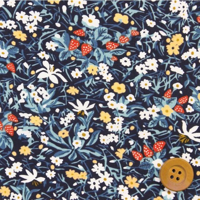 リバティプリント タナローン（Strawberry Patch Sparkle ストロベリー・パッチ・スパークル／ブルー）90cm