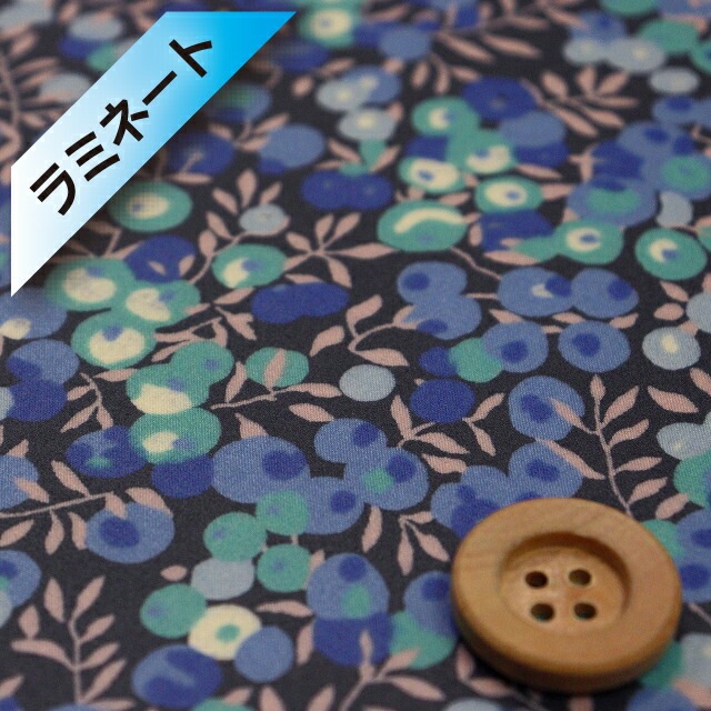 【サンドウ限定復刻色】リバティプリント タナローン【ラミネート加工】（Wiltshire ウィルトシャー）ブルー＆ブラック【3339009・BE】