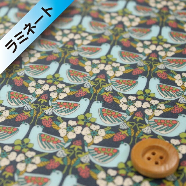 【サンドウ限定復刻色】リバティ・ファブリックス タナローン【ラミネート加工】（Strawberry Feast ストロベリー・フィースト）ネイビーブルー【17-3637189・17A】