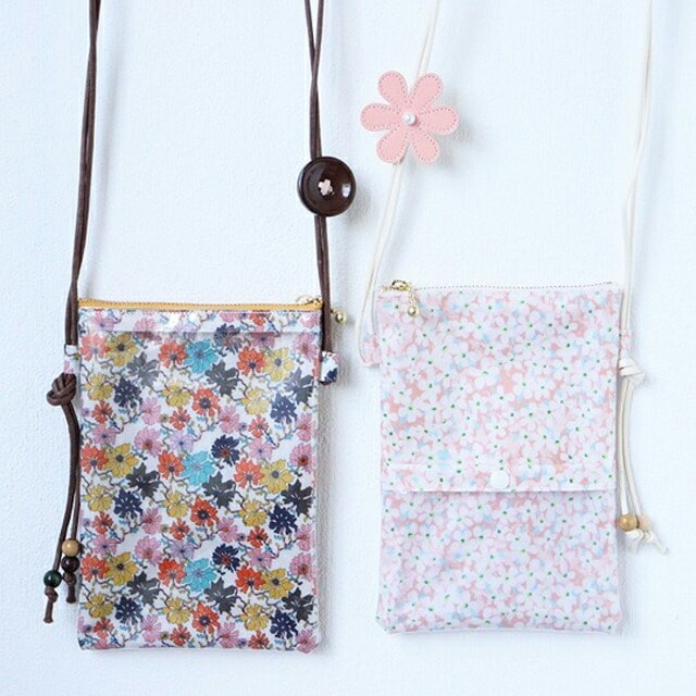 リバティプリント【ラミネート加工生地】で作る◎「スケルトン」スマホポシェット【キット】