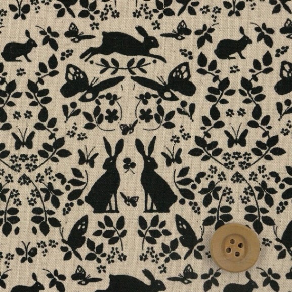 うさぎと蝶シルエット柄／ブラック【綿麻キャンバス】