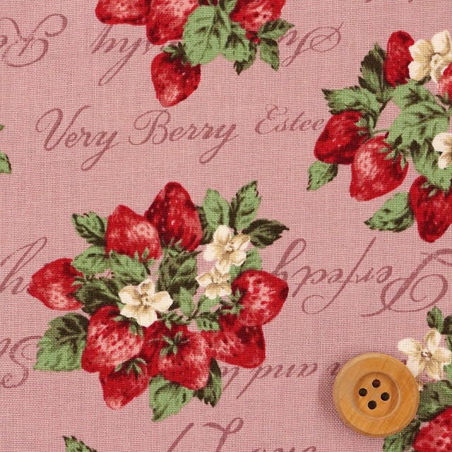 ストロベリー＆英字柄  Very Berry／スモーキーピンク【シーチング生地】