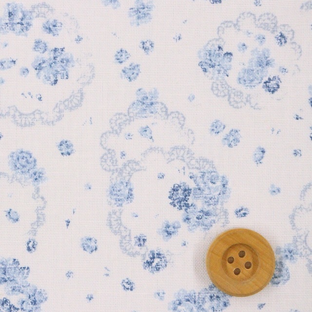 バラとレース柄／ブルー【シーチング生地】