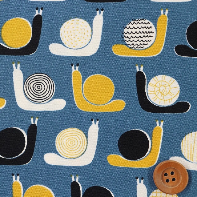 おしゃれなかたつむり／ブルー【シーチング生地】