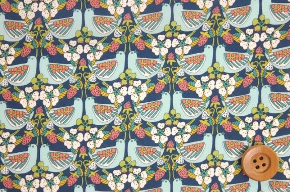 【サンドウ限定復刻色】リバティ・ファブリックス タナローン506（Strawberry Feast ストロベリー・フィースト）ネイビーブルー／30cm【17-3637189・17A】