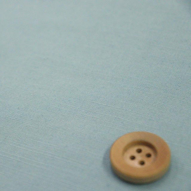 《kokochi fabric ココチファブリック》綿麻スラブタイプライター【エアータンブラー加工】／ライトブルー（LBL）