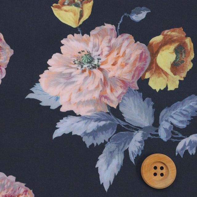 リバティ・ファブリックス タナローン（Regency Peony リージェンシー・ピオニー）ダークネイビー地【26-36361009・26CU】