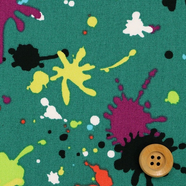 ペンキ風プリント柄／グリーン地【オックス生地】