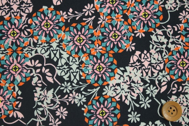 リバティ・ファブリックス タナローン（Floral Filigree フローラル・フィリグリー）ブラック＆ピンク／40cm【3636277・16A】
