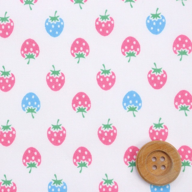 ★SALE★2色のいちご柄/ピンク＆ライトブルー【ブロード生地】