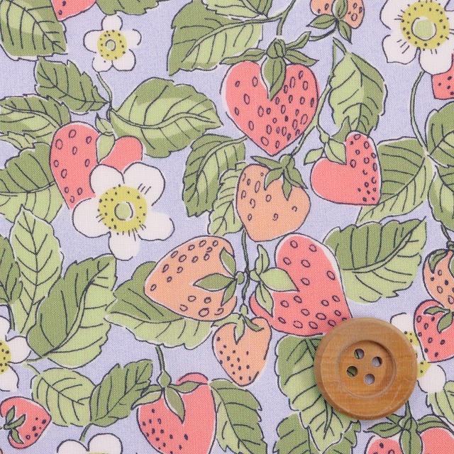 リバティ・ファブリックス タナローン（Strawberry Dream ストロベリー・ドリーム）ライトブルー地【26-363J7515・26BU】