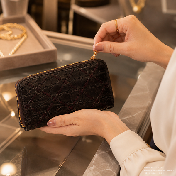 〈美品〉レザージュエルズ クロコダイル ラウンドファスナー 定価18万円 9/26販売開始】クロコダイル ストラップ付クロスラウンドファスナー