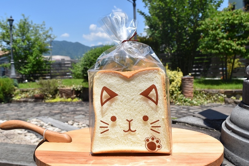 猫の顔の陶器製お菓子入れ