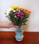 直接花器にお入れ頂いてもＯＫです。
約１００～２００ｇ位注いでください。
通常で仏花ですと２～３週間そのままで大丈夫です。
腐敗もなく、嫌な臭いもしません。