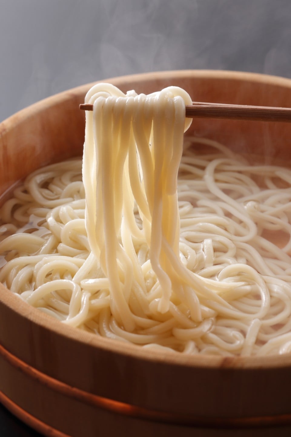 期間限定商品　11月～2月

半生のうどんは、しっかりした腰の強さとなめらかな味わいが楽しめます。1袋３００ｇ入りです。