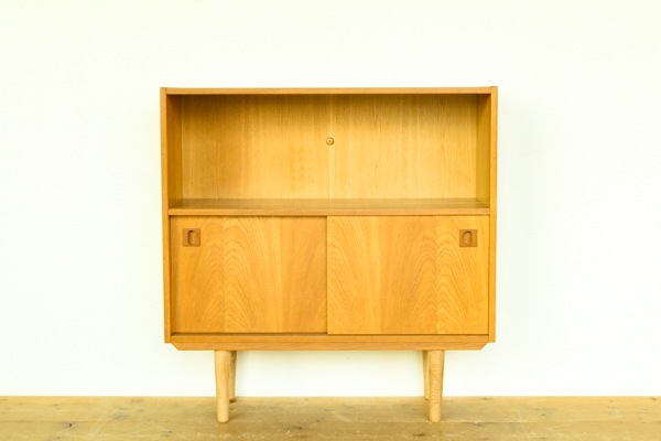 デンマーク 北欧ヴィンテージ シェルフ 木扉 ディスプレイキャビネット 北欧家具 デンマーク 北欧ヴィンテージ オーク シェルフ 木扉付