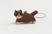 木のストラップ　歩き猫　ハチワレ