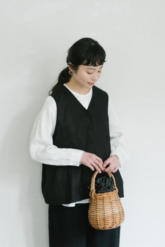 20%OFF】オオカミとフクロウ フクロウと湖のほとりのシロツメグサ