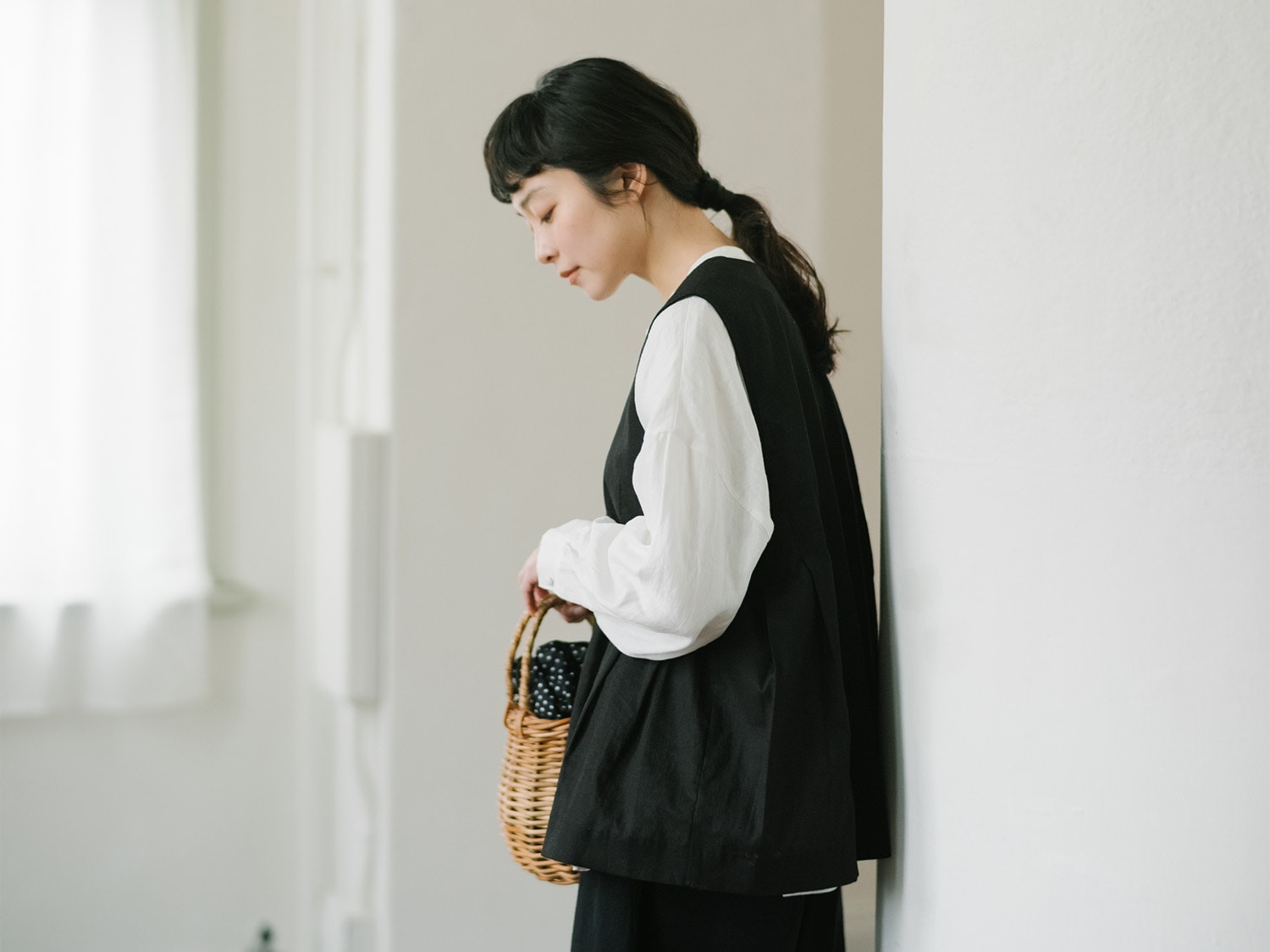 20%OFF】オオカミとフクロウ フクロウと湖のほとりのシロツメグサ