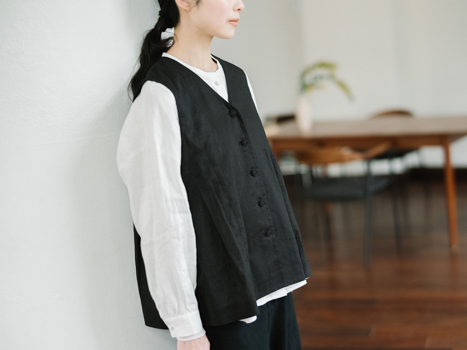 20%OFF】オオカミとフクロウ フクロウと湖のほとりのシロツメグサ