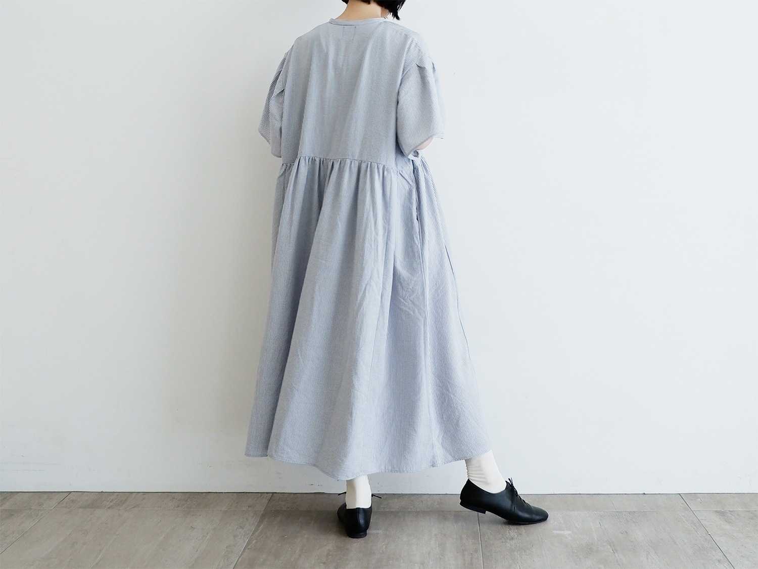 美品　オオカミとフクロウ　フクロウと佇む木々の木漏れ日　ワンピース　ドット柄　黒 美品 オオカミとフクロウ フクロウと佇む木々の木漏れ日