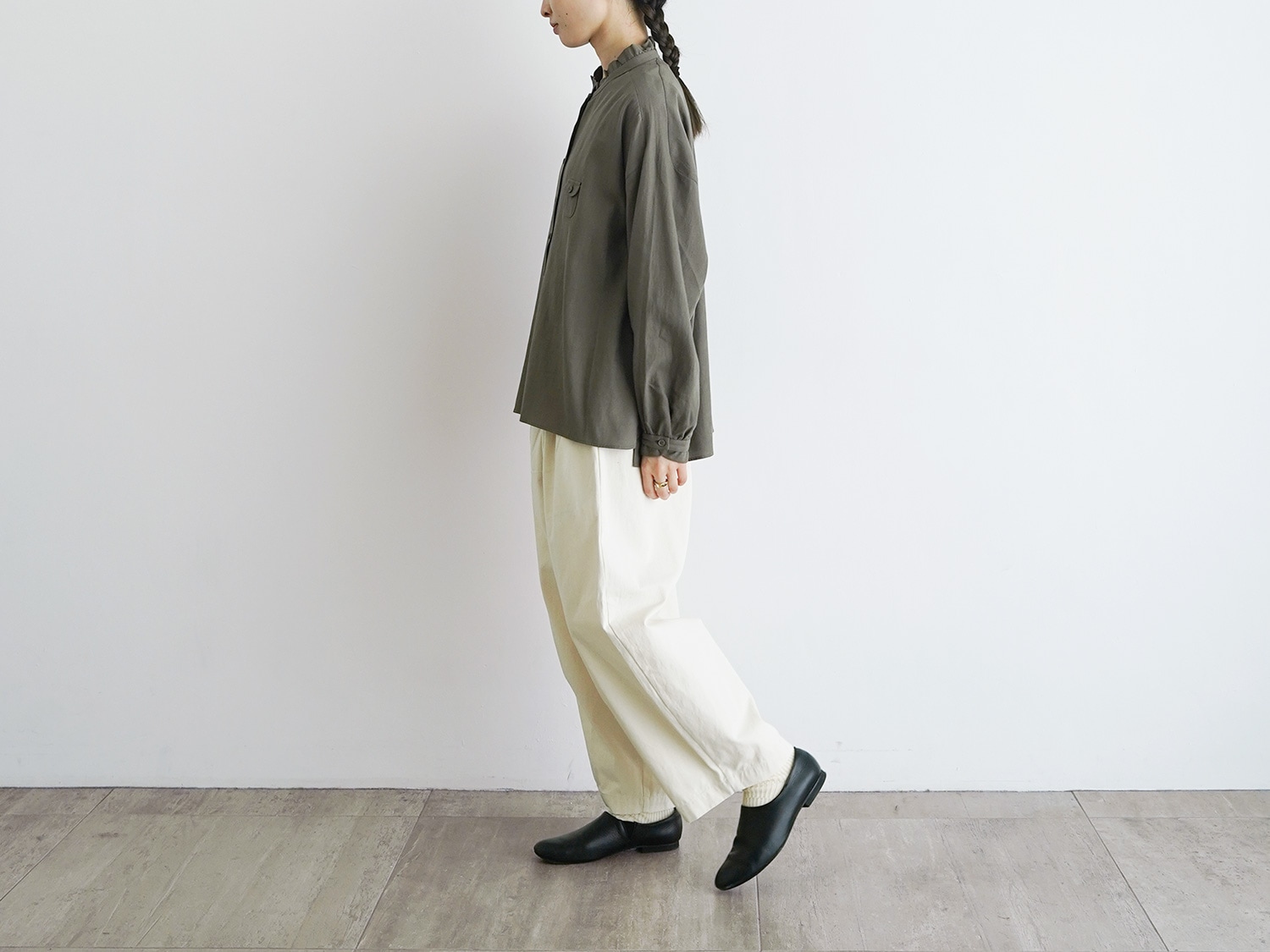 休日と詩　　グレー　　バンドカラーバックギャザーブラウス 休日と詩 ダックワーズブラウス | 休日と詩 | TANDEY ONLINE STORE