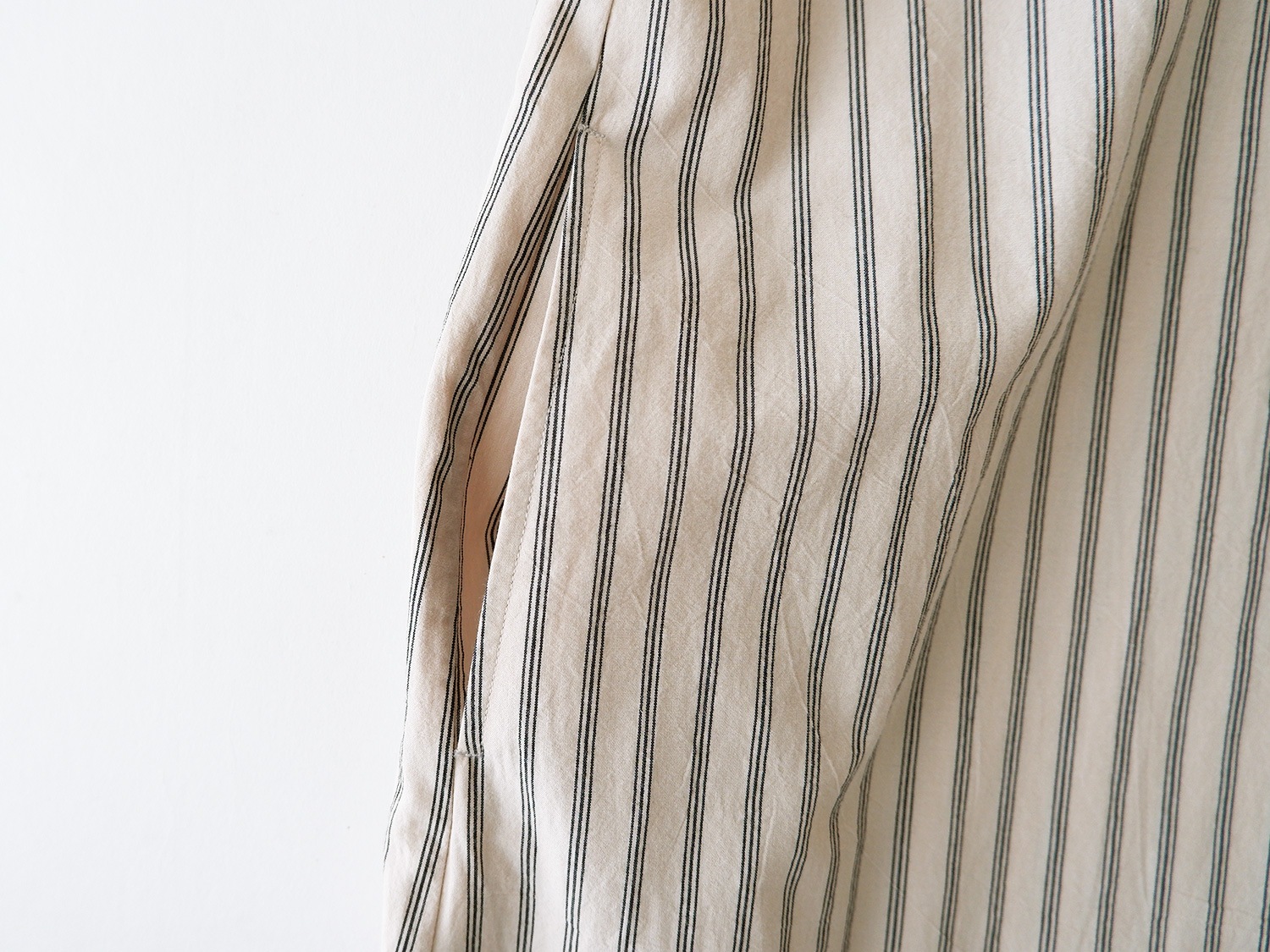 Tandey 休日と詩 『ピーナッツシャツ』ブラックストライプ 20%OFF】休日と詩 ピーナッツロングシャツ | 休日と詩 | TANDEY