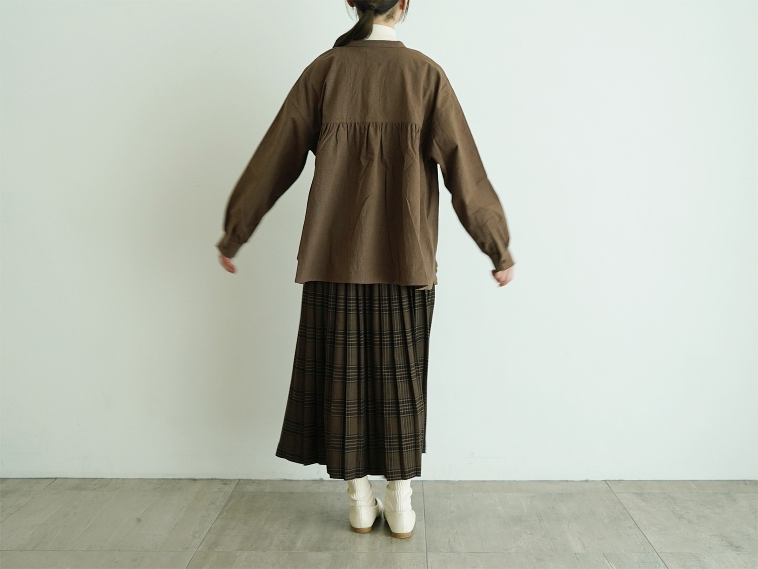 オオカミとフクロウ　コットン長袖ブラウス　ノーカラー　ブラウン 10%OFF】オオカミとフクロウ オオカミと踊る季節のダンス | オオカミと