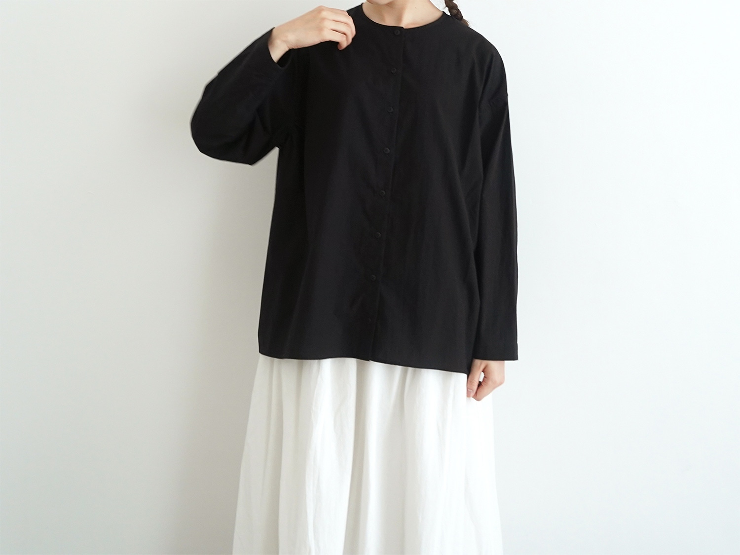 オローネ＊ブラウス TANDEY オローネ *コットンノーカラーバックボタンシャツ*綿ブルー半袖