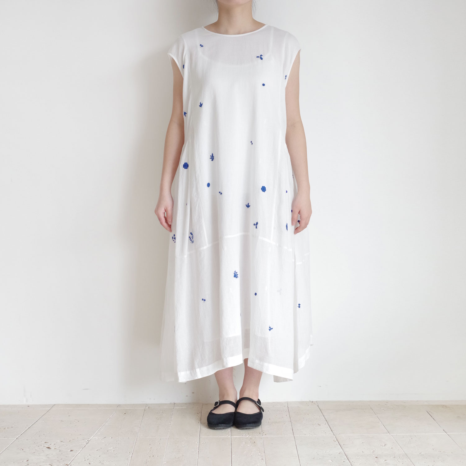 AODRESS アオドレス : tiny niwa spray emb sleeveless dress（white 