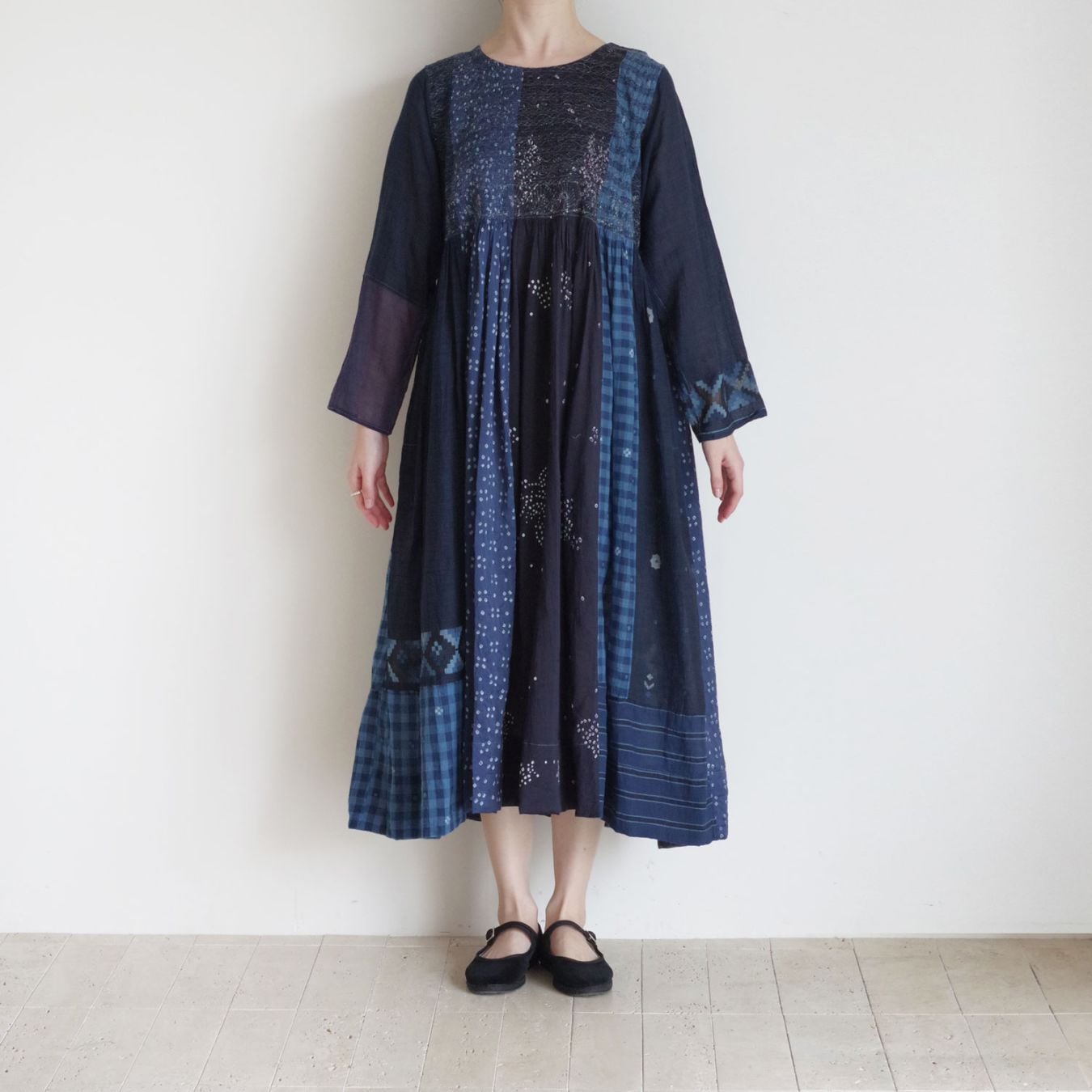【美品】  INJIRI / インジリ | 2020SS | コットン フリル装飾 ステッチワーク バックギャザー バンドカラーシャツ | XL | ベージュ | レディース mizuiro ind バンドカラーロングシャツ （ドレス）｜mizuiro ind