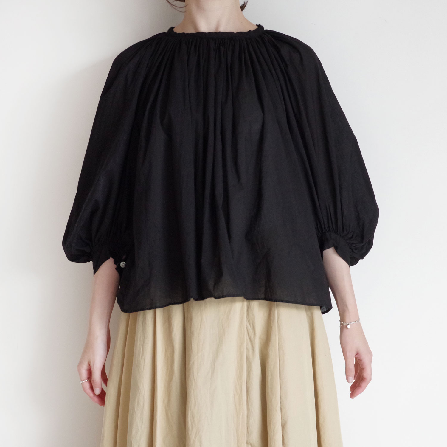 R&D.M.Co- 2024 GATHER SMOCK ブラウス ブラック R&D.M.Co- オールドマンズテーラー : GARMENT DYE LAWN GATHER