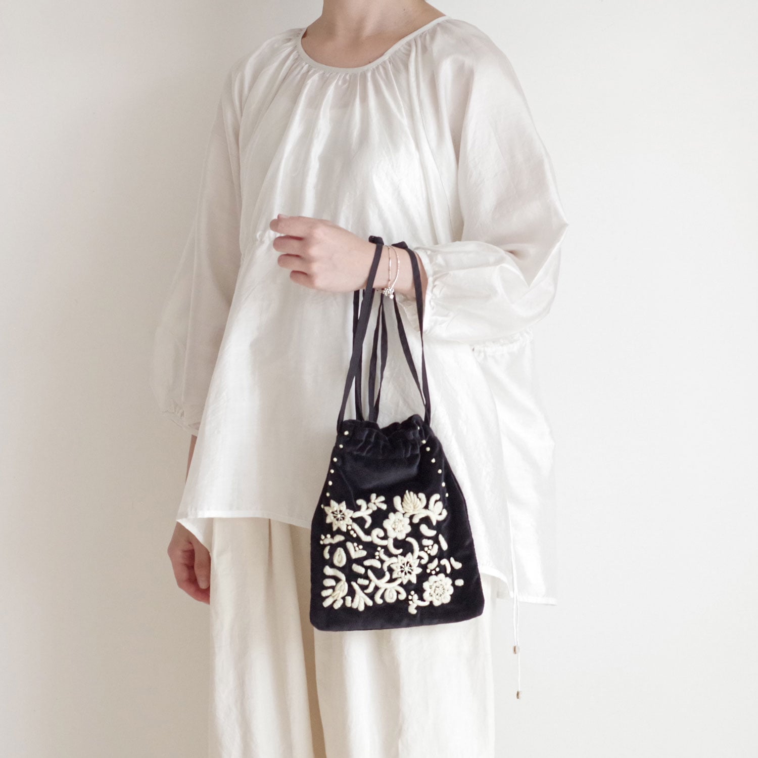 Khadi and Co カディーアンドコー : VELVET MINI ベルベット刺繍巾着