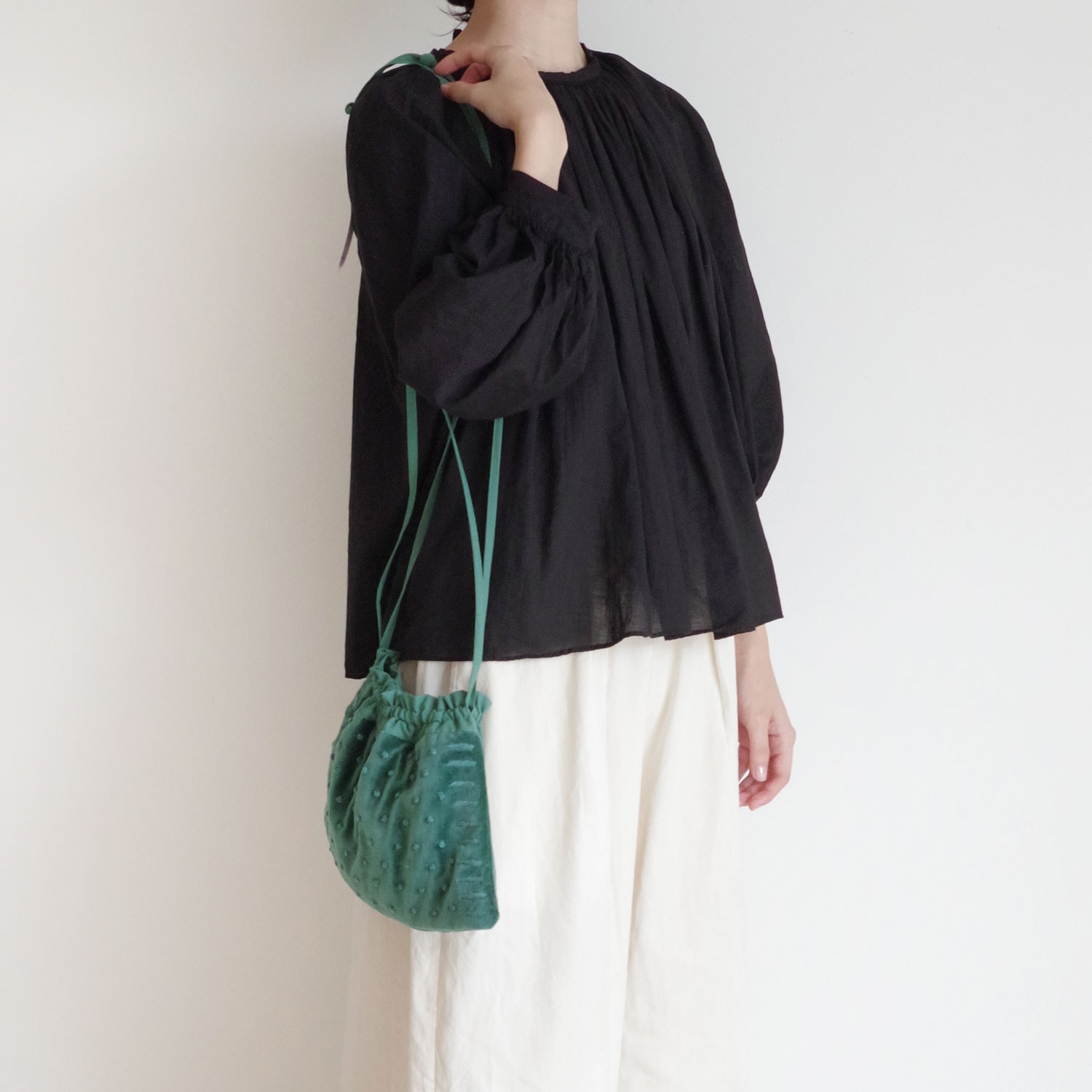 Khadi and Co カディーアンドコー : PETAL ベルベット刺繍巾着ポーチ