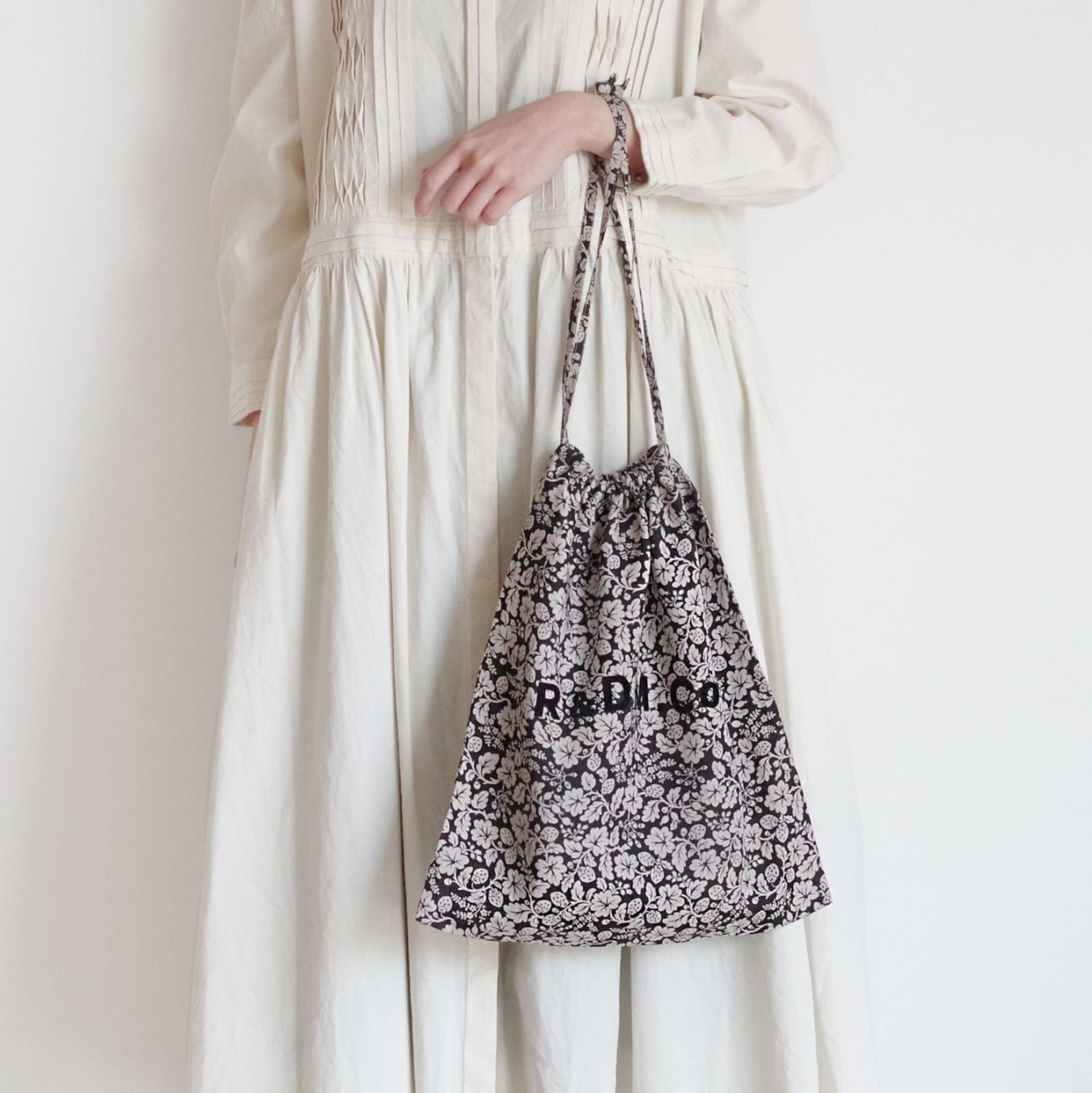 激レアR&amp;D.M.Co-限定オールドマンズテーラー巾着バッグ麻リネンR刺繍 激レアR&D.M.Co-限定オールドマンズテーラー巾着バッグ麻リネンR刺繍の