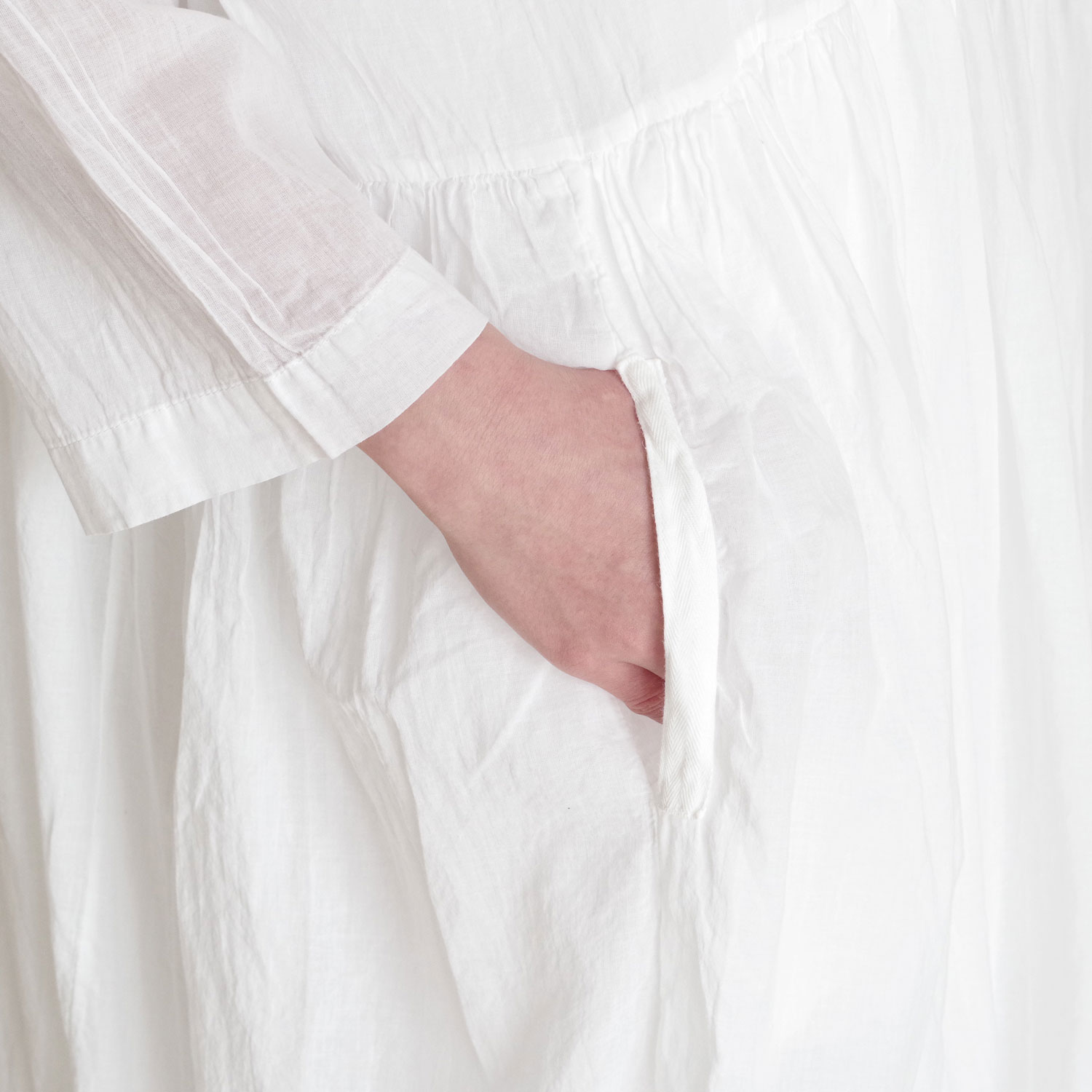 H+ HANNOH WESSEL ���å���ץ�她���Ρ��������� : DRESS Robby(White) V�ͥå����ԡ���